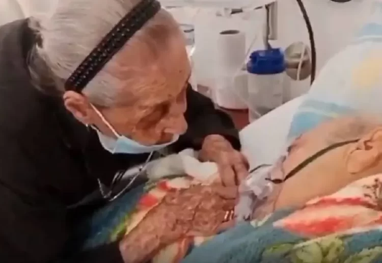 Anciana colombiana de 102 años despide en hospital a su hijo grave de 82 años