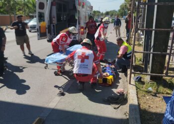 Cae obrero de puente peatonal en reparación