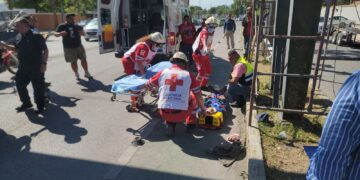 Cae obrero de puente peatonal en reparación