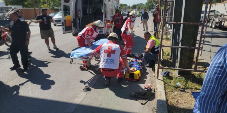 Cae obrero de puente peatonal en reparación