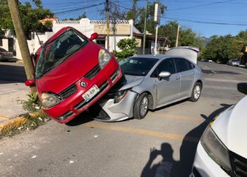 Omite alto y causa aparatoso choque