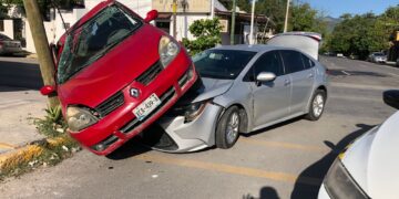 Omite alto y causa aparatoso choque