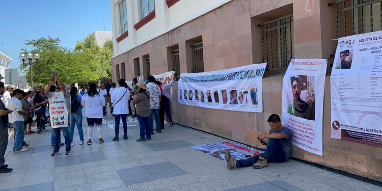 Protestan familiares de desaparecidos frente al Palacio de Gobierno de Tamaulipas