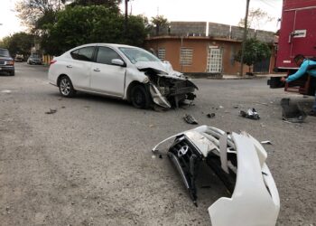 Camión de Helados Holanda le despedaza su auto en 22 Olivia Ramírez