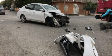 Camión de Helados Holanda le despedaza su auto en 22 Olivia Ramírez