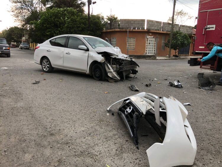 Camión de Helados Holanda le despedaza su auto en 22 Olivia Ramírez