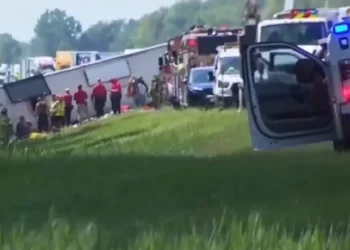 Autobús con 52 pasajeros se vuelca en Nueva York: reportan fallecidos y heridos