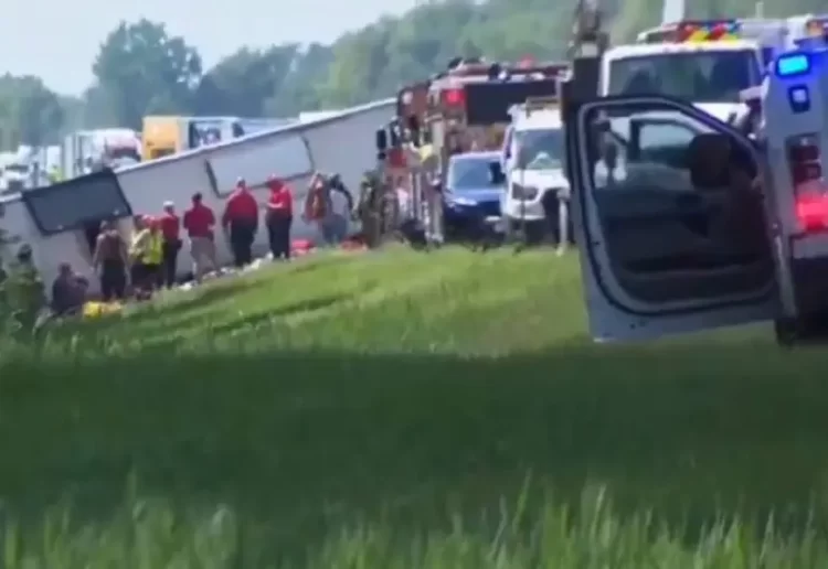 Autobús con 52 pasajeros se vuelca en Nueva York: reportan fallecidos y heridos