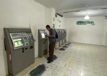 Adultos mayores exigen a CFE habilitar pagos en efectivo en cajeros automáticos
