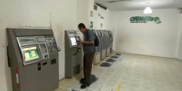 Adultos mayores exigen a CFE habilitar pagos en efectivo en cajeros automáticos