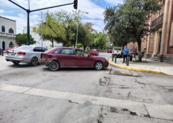 Omite alto en la Alameda del 17 y provoca fuerte choque vehicular
