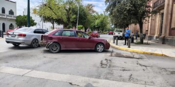 Omite alto en la Alameda del 17 y provoca fuerte choque vehicular