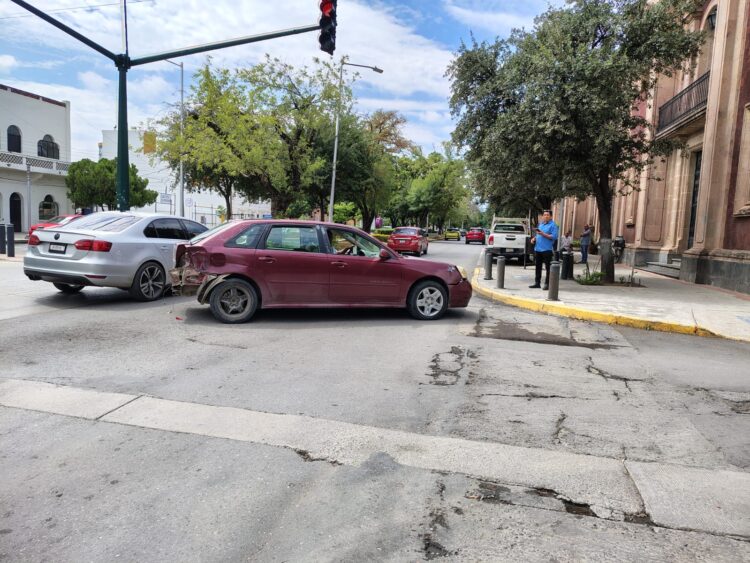 Omite alto en la Alameda del 17 y provoca fuerte choque vehicular