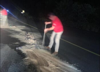 Tráiler derrama diésel en el km 15 de la carretera Victoria-Jaumave