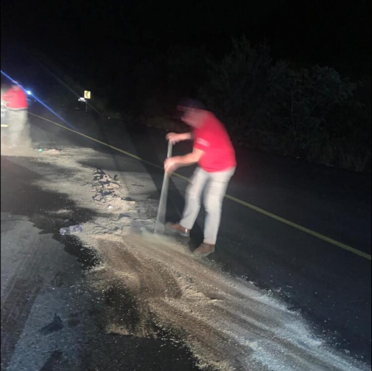 Tráiler derrama diésel en el km 15 de la carretera Victoria-Jaumave