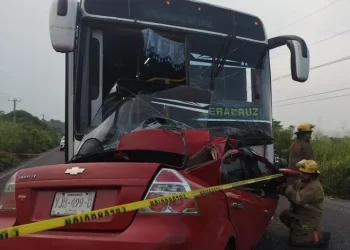 Autobús invade carril, choca vehículo particular y mata a una familia en Veracruz