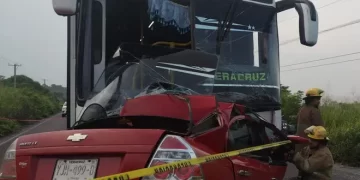 Autobús invade carril, choca vehículo particular y mata a una familia en Veracruz