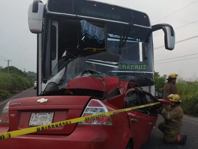 Autobús invade carril, choca vehículo particular y mata a una familia en Veracruz