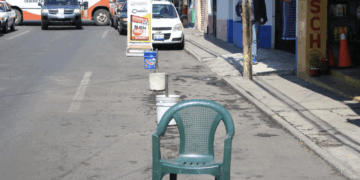 Plantean reforma a Ley de Tránsito para prohibir separar espacios de estacionamiento