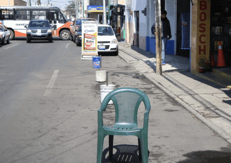 Plantean reforma a Ley de Tránsito para prohibir separar espacios de estacionamiento