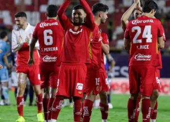 Toluca gana 3-1 a San Luis y pelea por el liderato