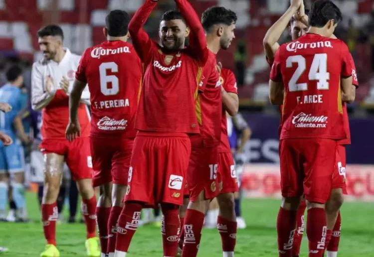 Toluca gana 3-1 a San Luis y pelea por el liderato