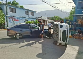Pasajera herida en choque con volcadura causado por un Didi en el 23 Berriozábal