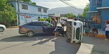 Pasajera herida en choque con volcadura causado por un Didi en el 23 Berriozábal