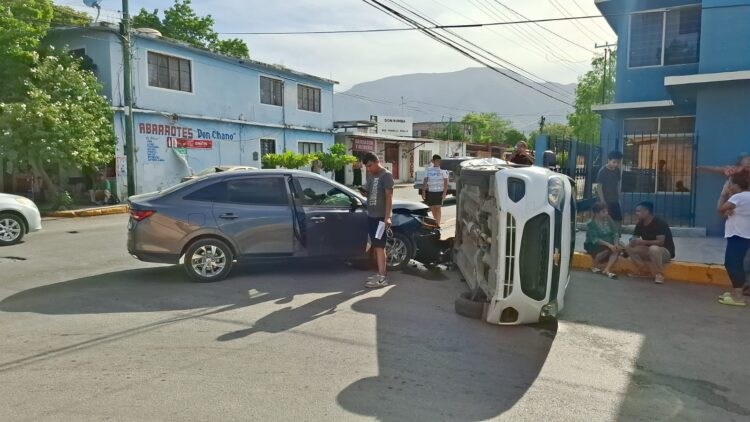 Pasajera herida en choque con volcadura causado por un Didi en el 23 Berriozábal