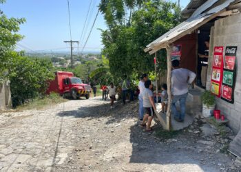 Camión de “Coca Cola” casi causa tragedia en la Col. “Amalia G. de Castillo Ledón”