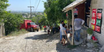 Camión de “Coca Cola” casi causa tragedia en la Col. “Amalia G. de Castillo Ledón”