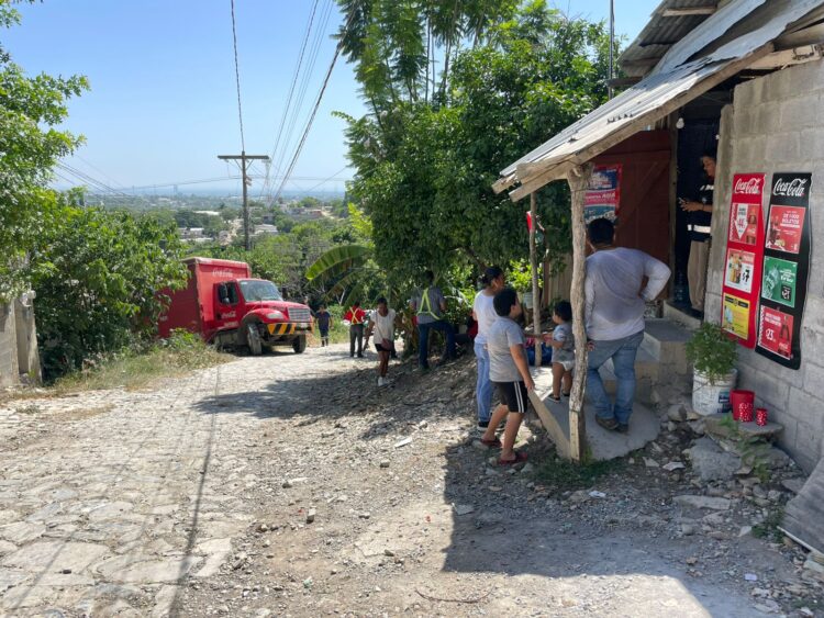 Camión de “Coca Cola” casi causa tragedia en la Col. “Amalia G. de Castillo Ledón”