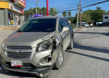 Choca contra poste de TELMEX y abandona camioneta en Lomas del Santuario