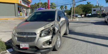 Choca contra poste de TELMEX y abandona camioneta en Lomas del Santuario