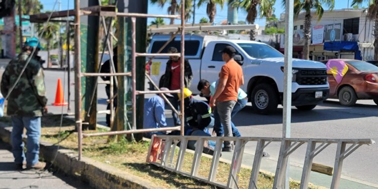 Cae obrero de puente peatonal en reparación