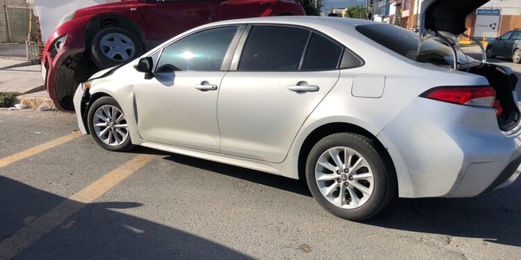 Omite alto y causa aparatoso choque