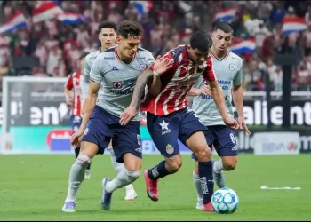 Cruz Azul gana 2-1 a Chivas de Guadalajara que se hunde en el 16º lugar