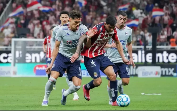Cruz Azul gana 2-1 a Chivas de Guadalajara que se hunde en el 16º lugar
