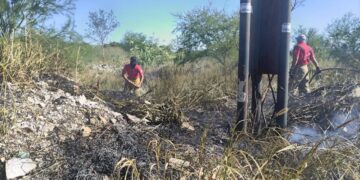 Bomberos atienden incendio en pastizal al oriente de Victoria