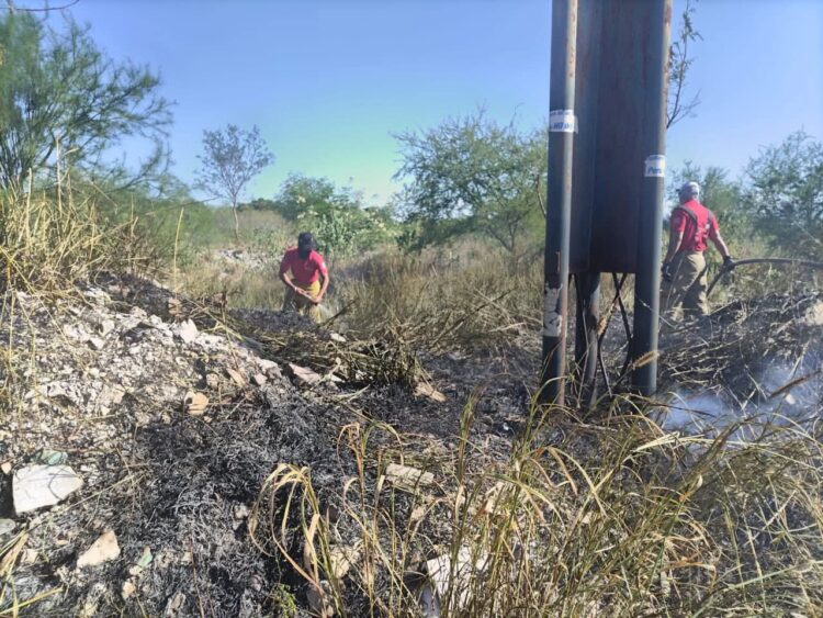 Bomberos atienden incendio en pastizal al oriente de Victoria