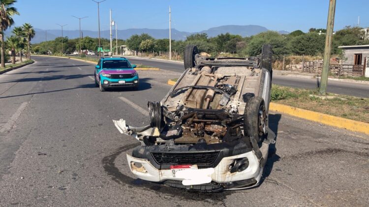 Vuelca auto sobre el bulevar “Praxedis Balboa” de Cd. Victoria