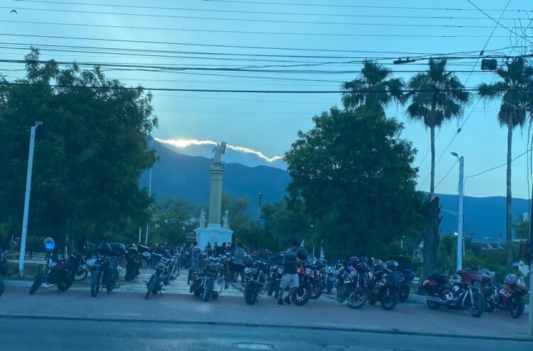 Festejan con parada en Plaza de los Héroes el 4 aniversario de Club de Motociclistas en Cd. Victoria