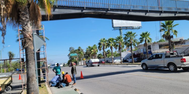 Cae obrero de puente peatonal en reparación