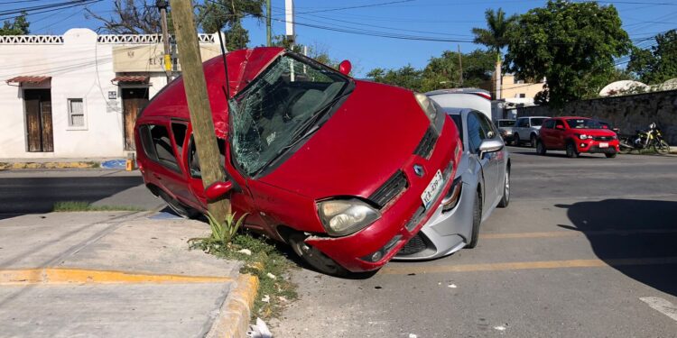 Omite alto y causa aparatoso choque