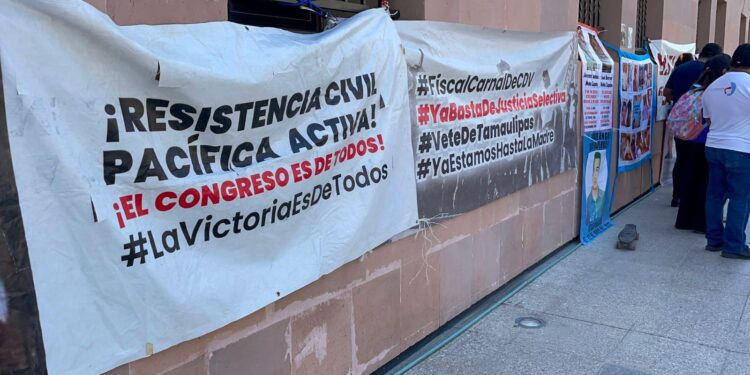 Protestan familiares de desaparecidos frente al Palacio de Gobierno de Tamaulipas