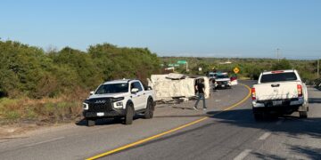 Dos heridos en volcadura de camioneta
