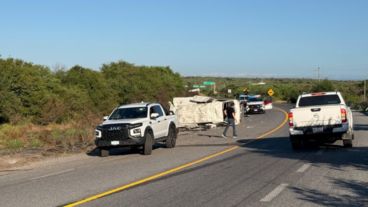 Dos heridos en volcadura de camioneta