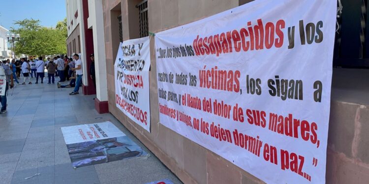 Protestan familiares de desaparecidos frente al Palacio de Gobierno de Tamaulipas