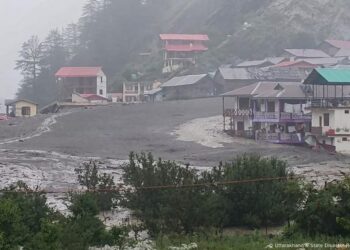 Más de 100 desaparecidos tras aluvión en la India