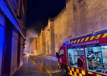 Se incendia la Mezquita-Catedral de Córdoba, España; autoridades controlan el fuego